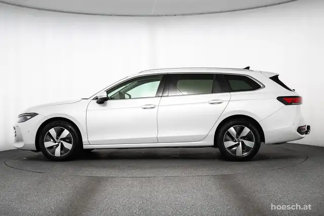 Volkswagen Passat view 3