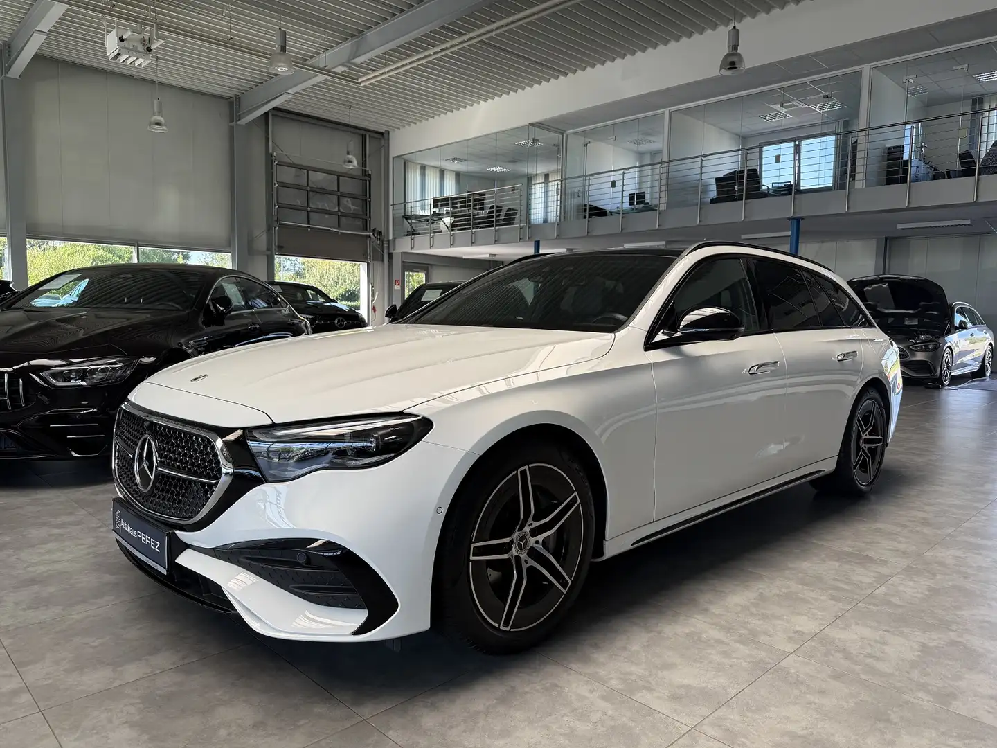 Mercedes-Benz E 300 T e AMG PREMIUM BURMESTER 4D SURROUND PANO Bianco - 2