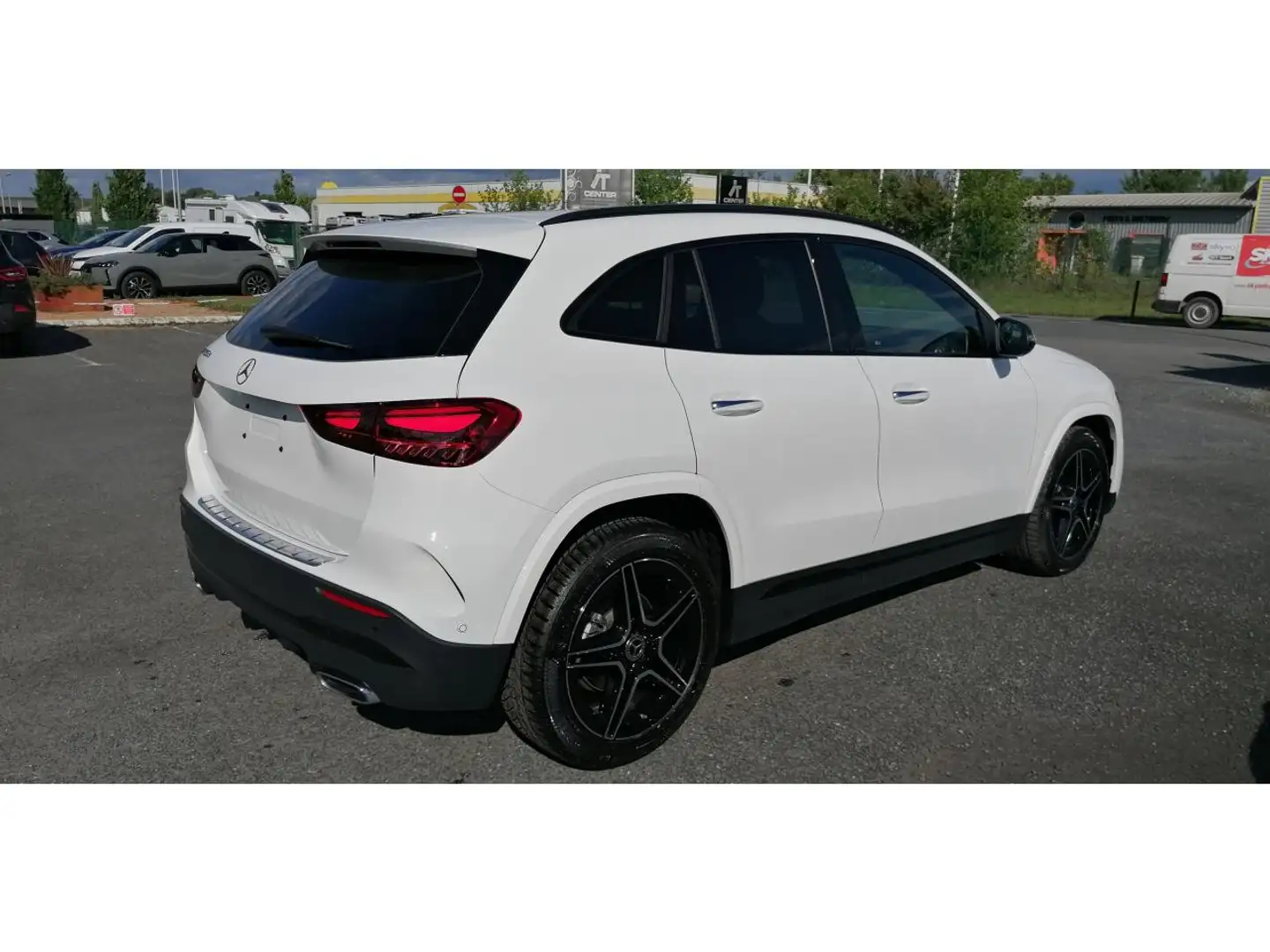 Mercedes-Benz GLA 200 200d 8G-DCT PHASE 2 AMG Line +ATTELAGE Blanc - 2