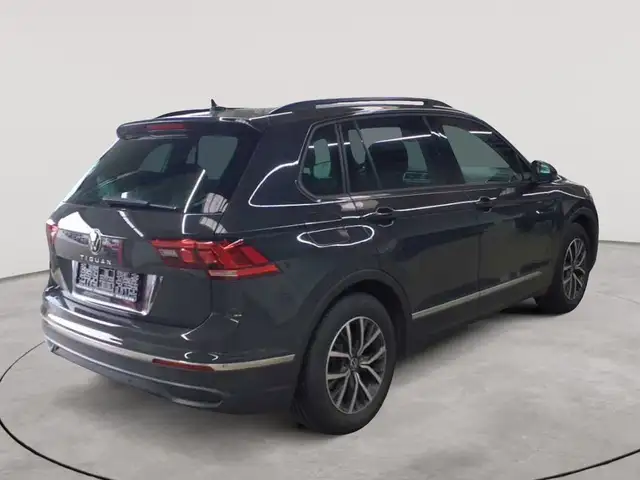 Volkswagen Tiguan view 4