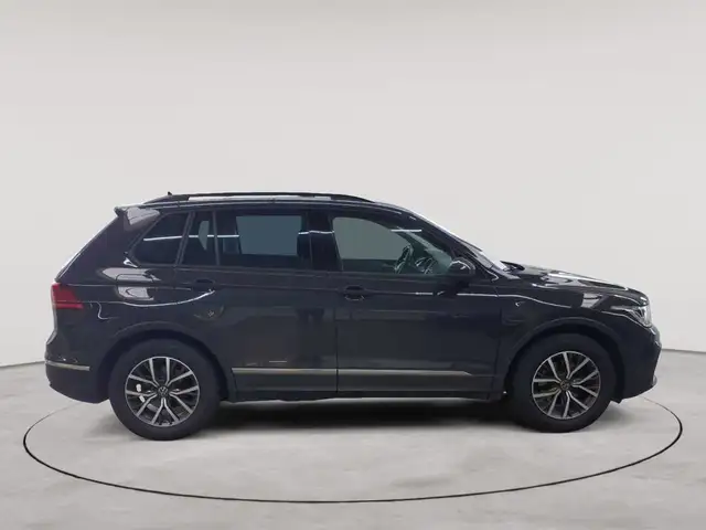 Volkswagen Tiguan view 3