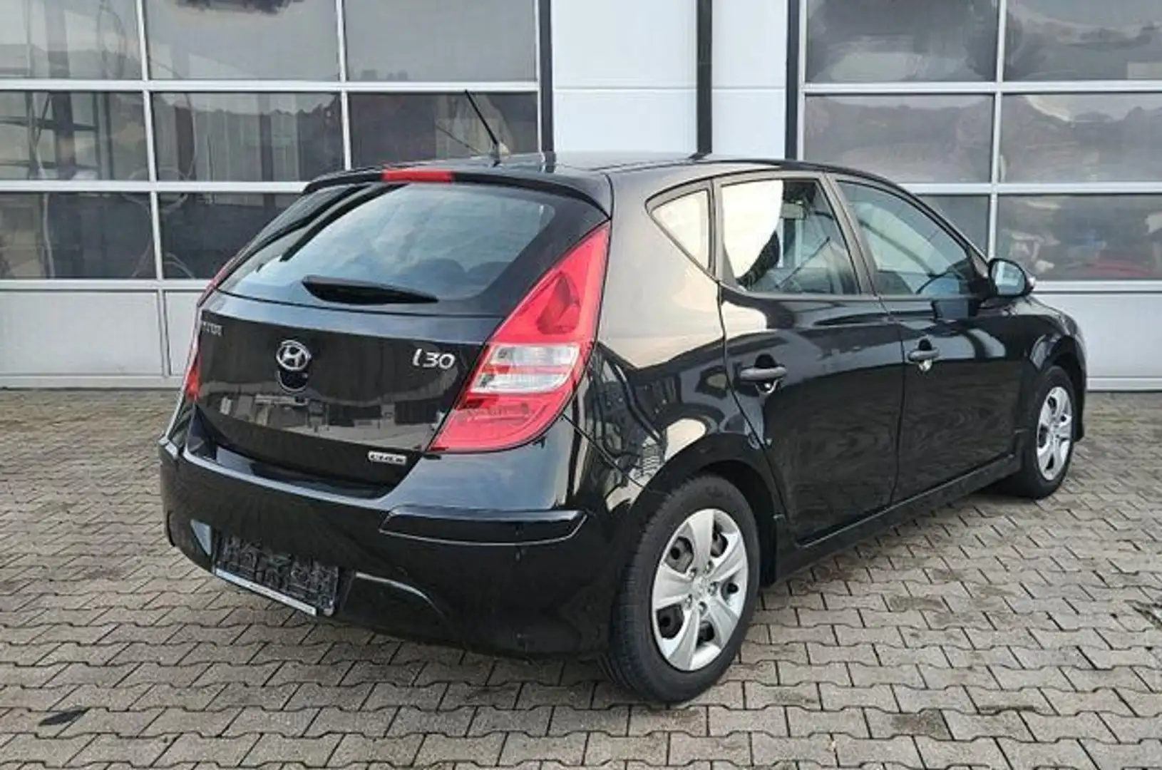 Hyundai i30 1.6 CRDi FIFA WM Edition *Sitzheizung* Schwarz - 2