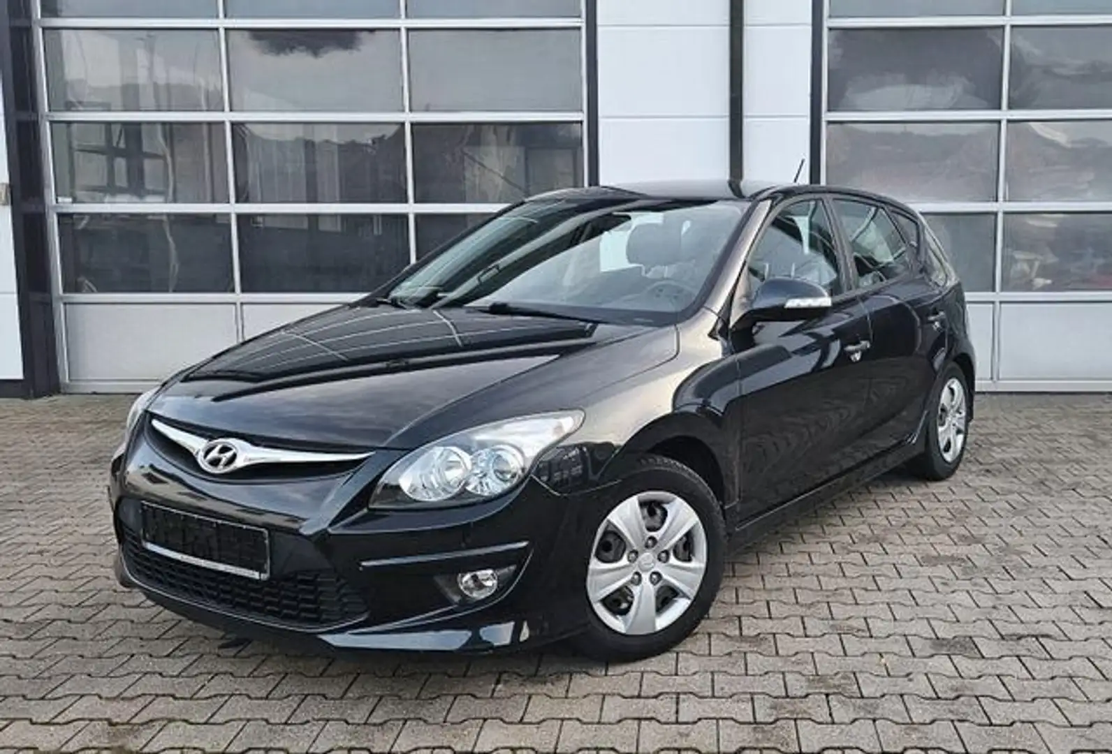Hyundai i30 1.6 CRDi FIFA WM Edition *Sitzheizung* Schwarz - 1