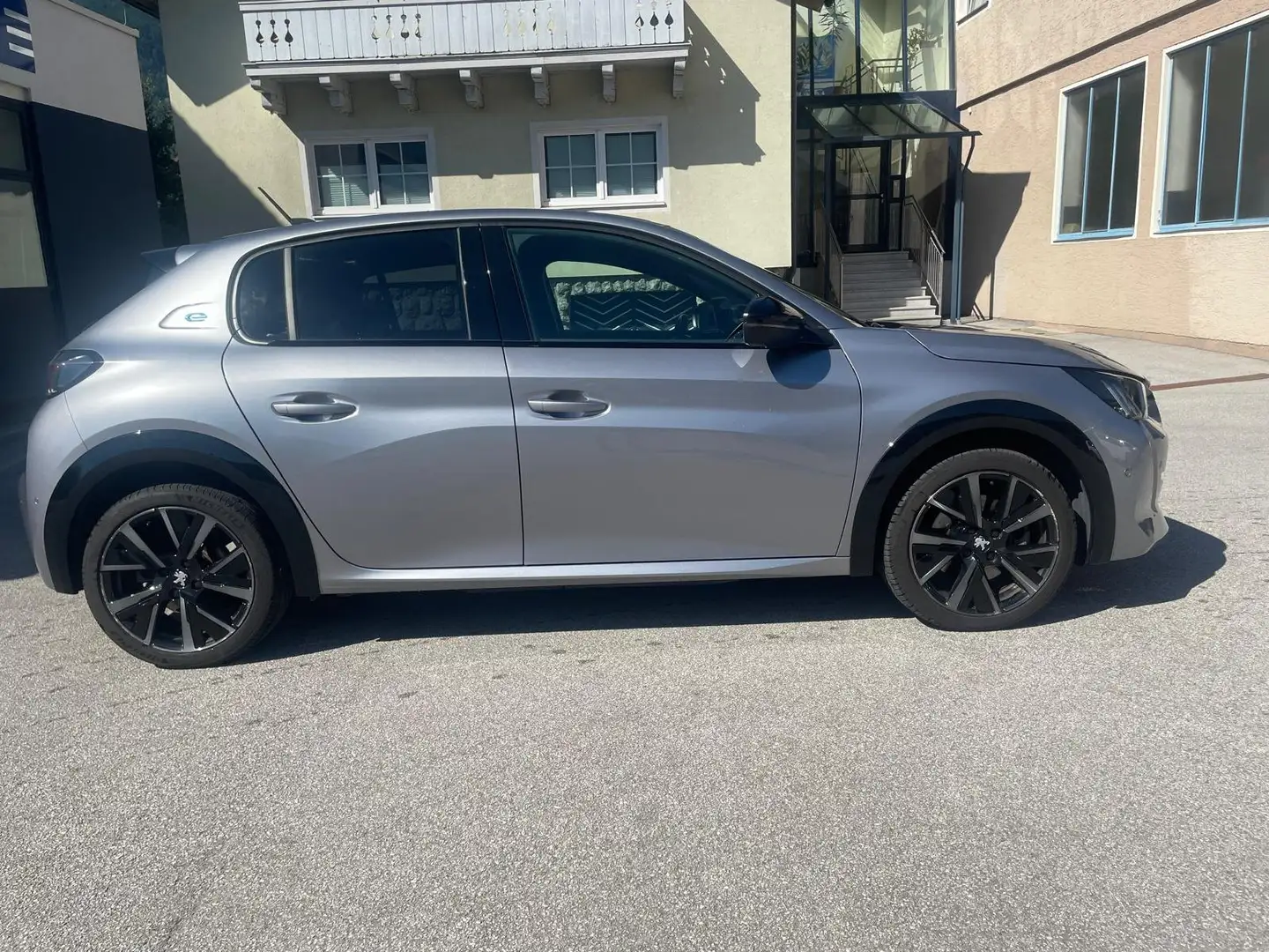 Peugeot 208 e-208 50kWh GT Pack GT Pack Grau - 2