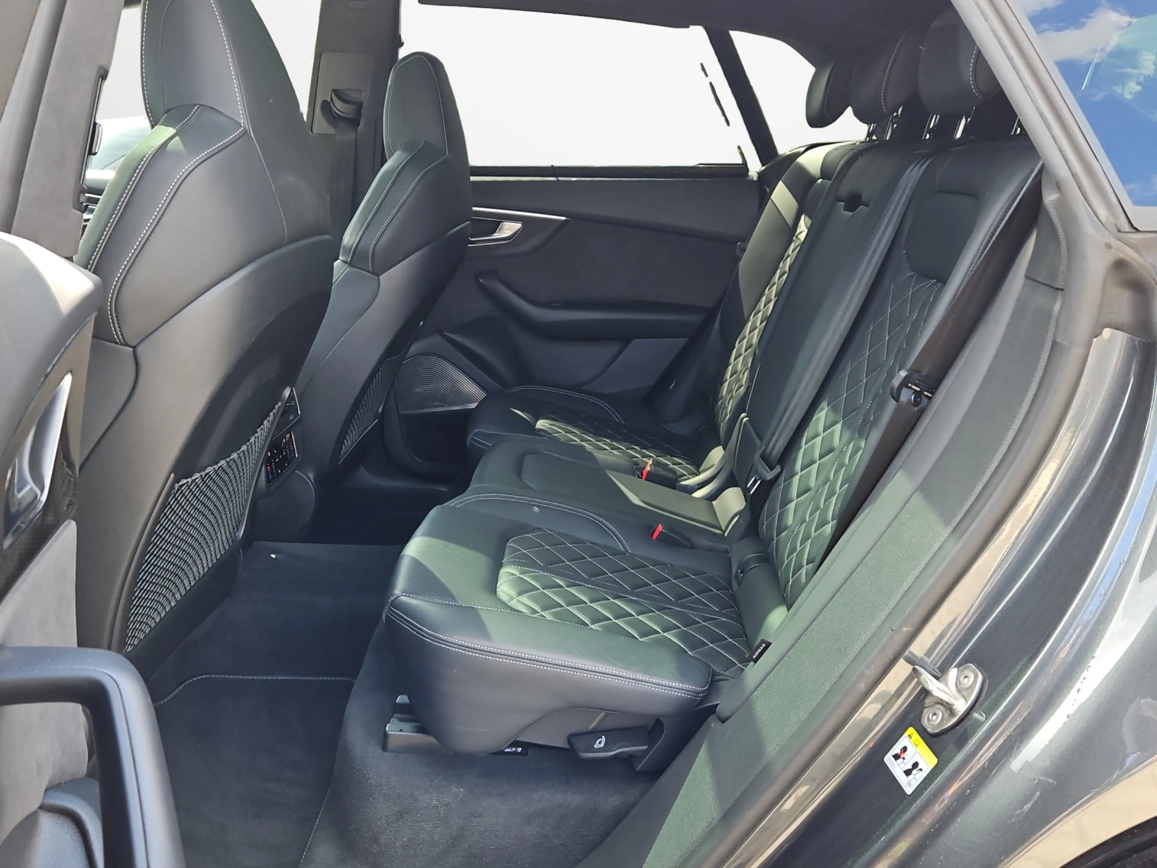 Audi SQ8 TFSI tiptronic quattro NaviPlus Matrix AHK Pano... — photo 11