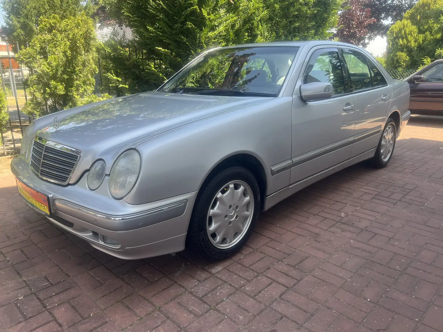 Mercedes-Benz E 240 ELEGANCE Automatik 86000km Scheckheft Zilver - 1