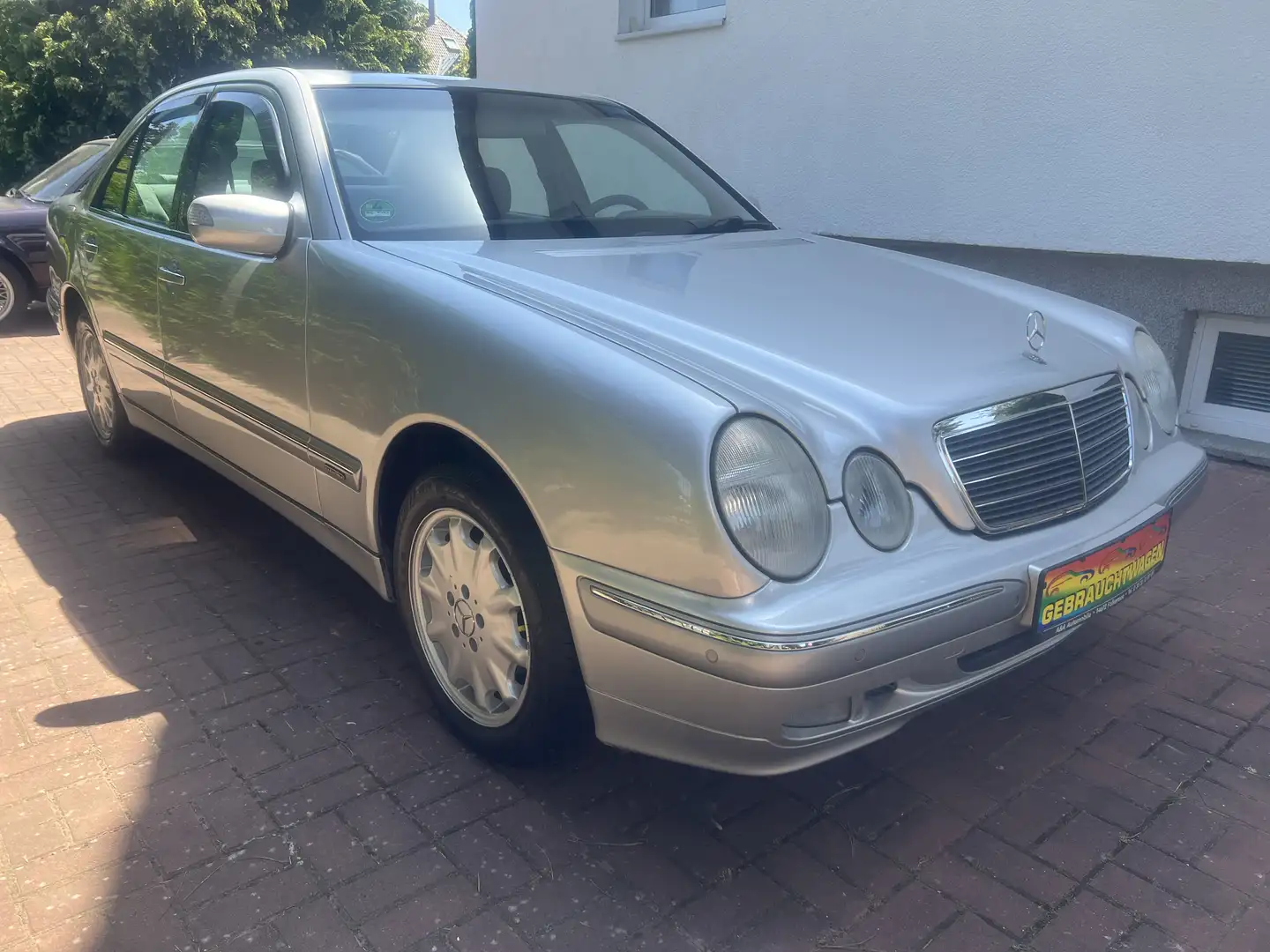 Mercedes-Benz E 240 ELEGANCE Automatik 86000km Scheckheft Zilver - 2