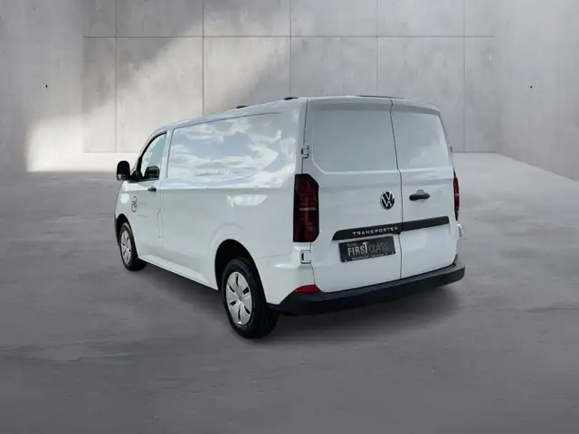 Volkswagen Transporter view 3