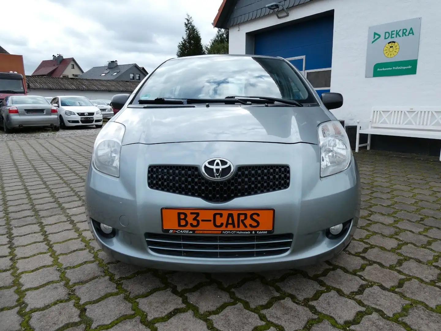 Toyota Yaris 1,3-l-VVT-i #1.HAND#ERST 100TKM#TÜV+AU NEU - 2