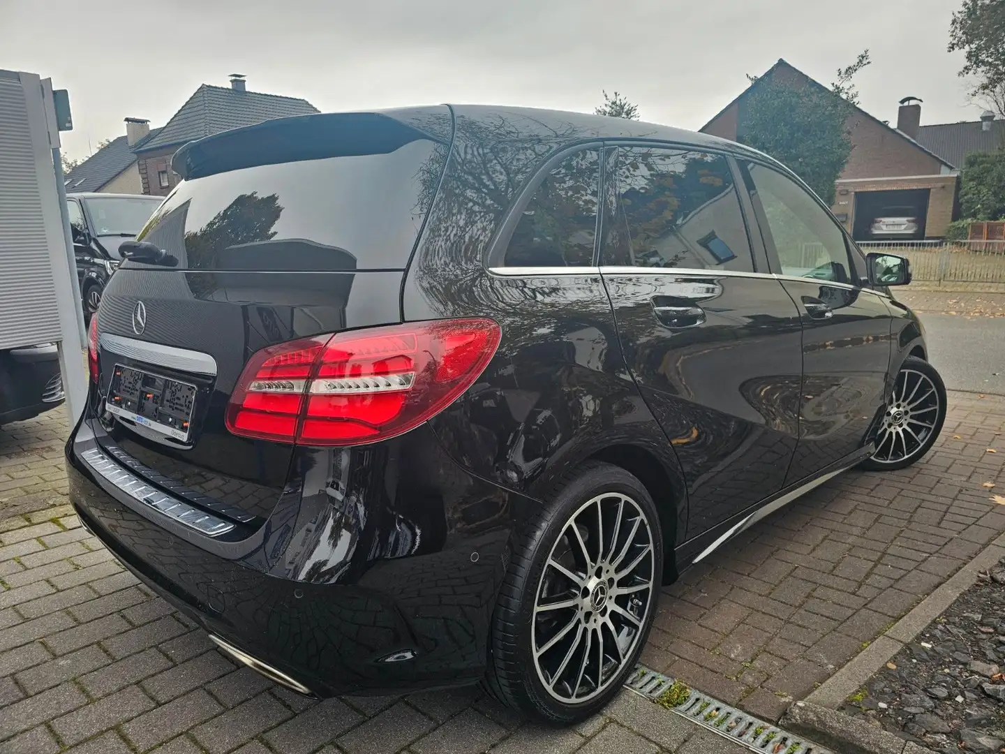 Mercedes-Benz B 180 /Automatik/AMG/LED/KAMERA/SHZ/ Schwarz - 2