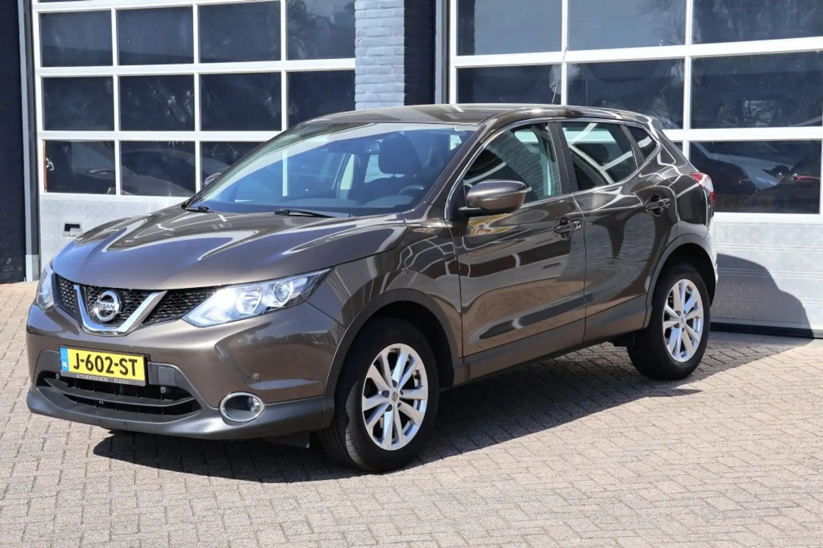 Nissan Qashqai 1.2 CONNECT EDITION, navigatie, camera Bruin - 1