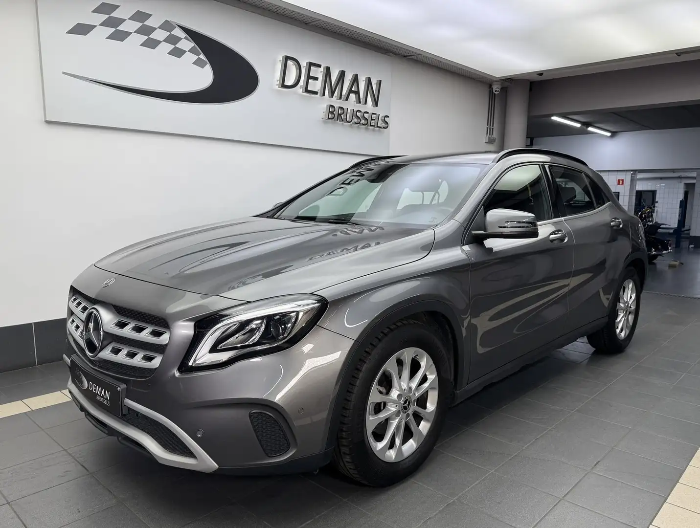 Mercedes-Benz GLA 180 Auto * Keyless-Go * Hayon auto * LED * Camera PTS Šedá - 1