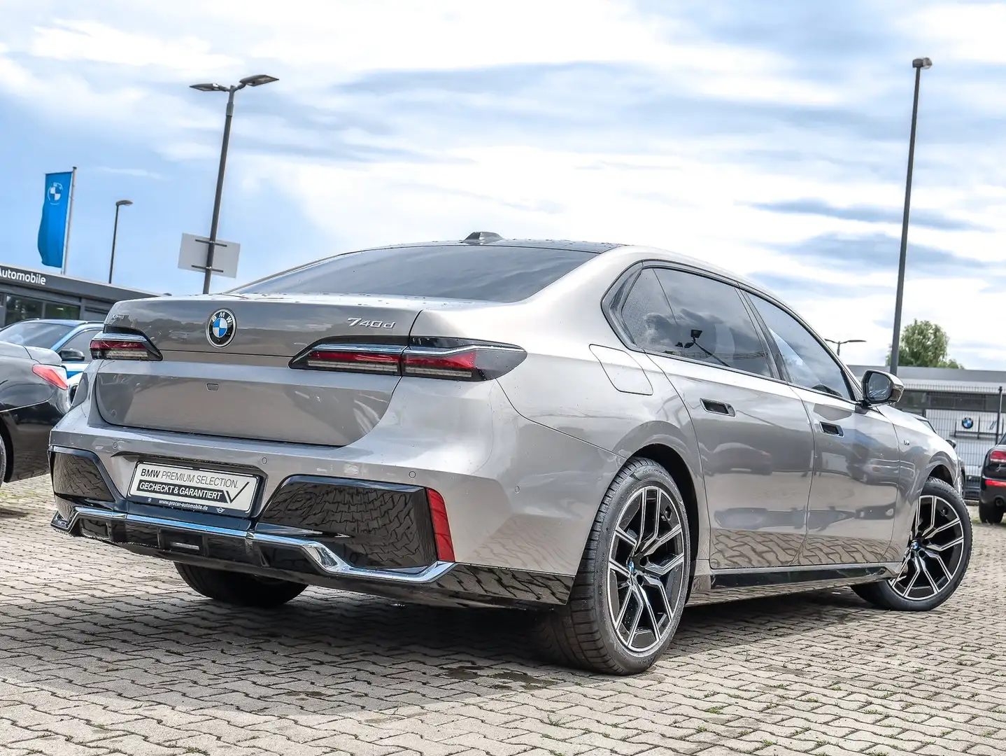 BMW 740 d xDrive Limousine M Sport Pano Sky Lounge Standhe Grau - 2