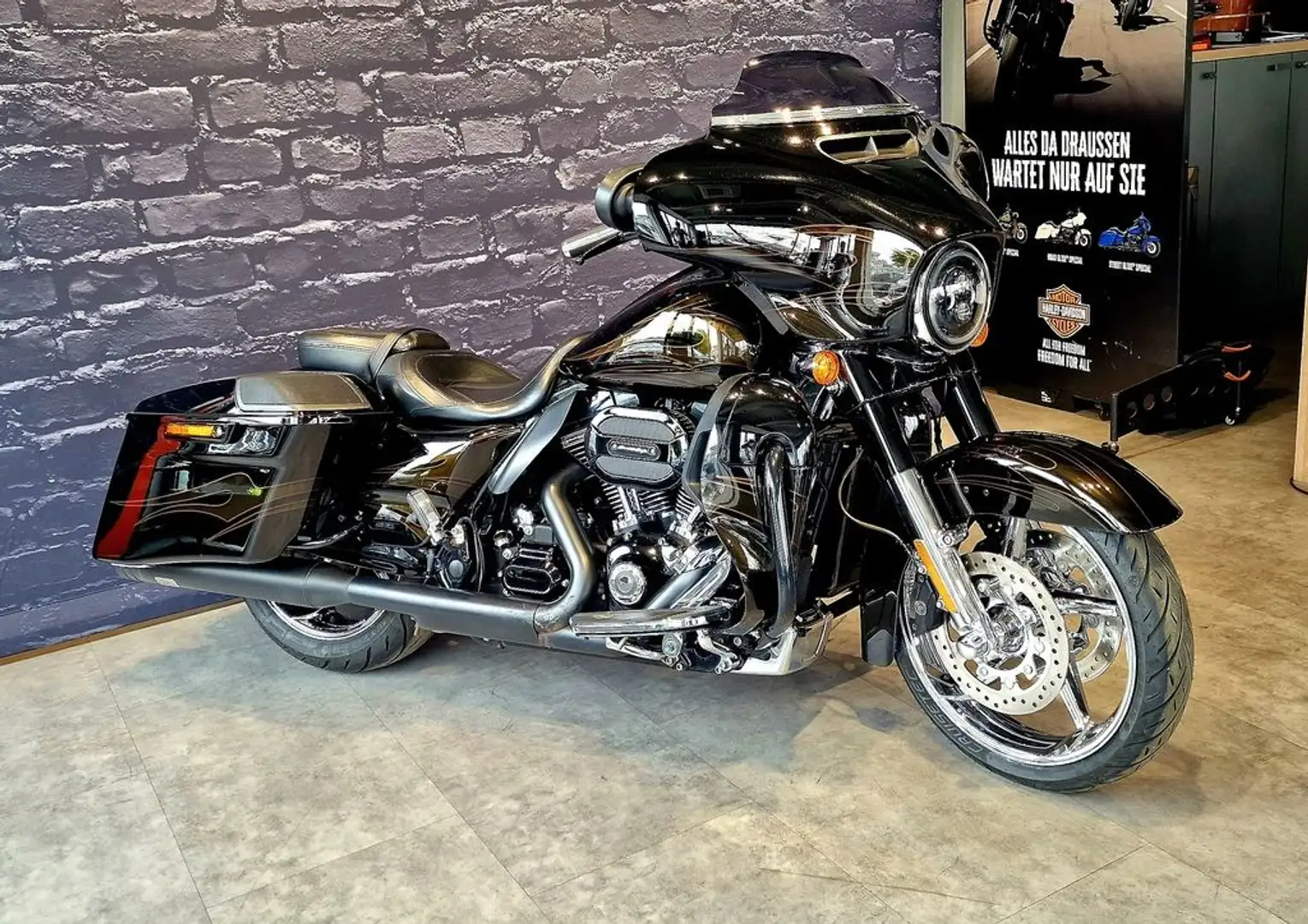 Harley-Davidson CVO Street Glide Nero - 2