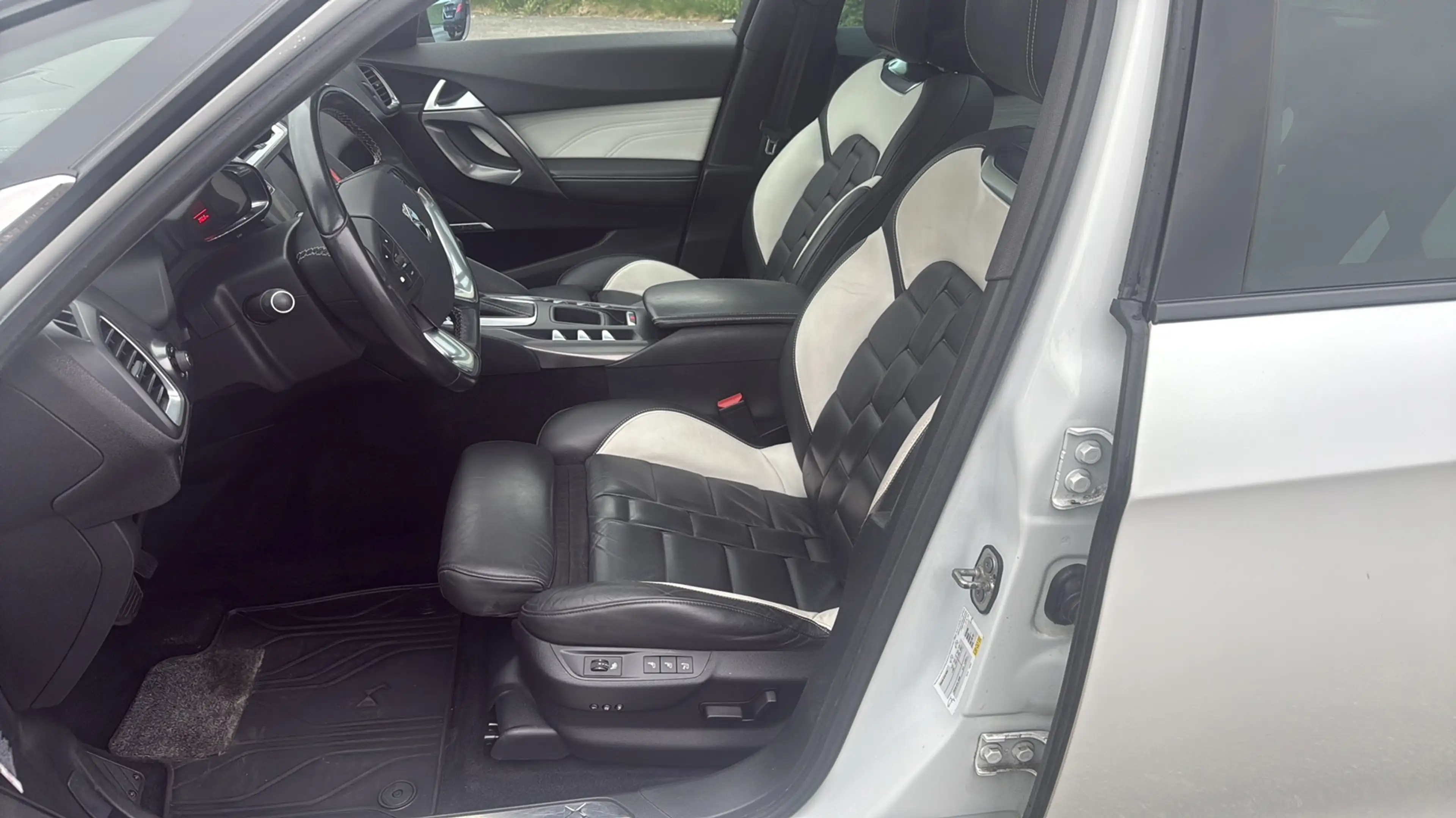 DS Automobiles DS 5 BlueHDi 180 EAT6 Denon Soundsystem — photo 8