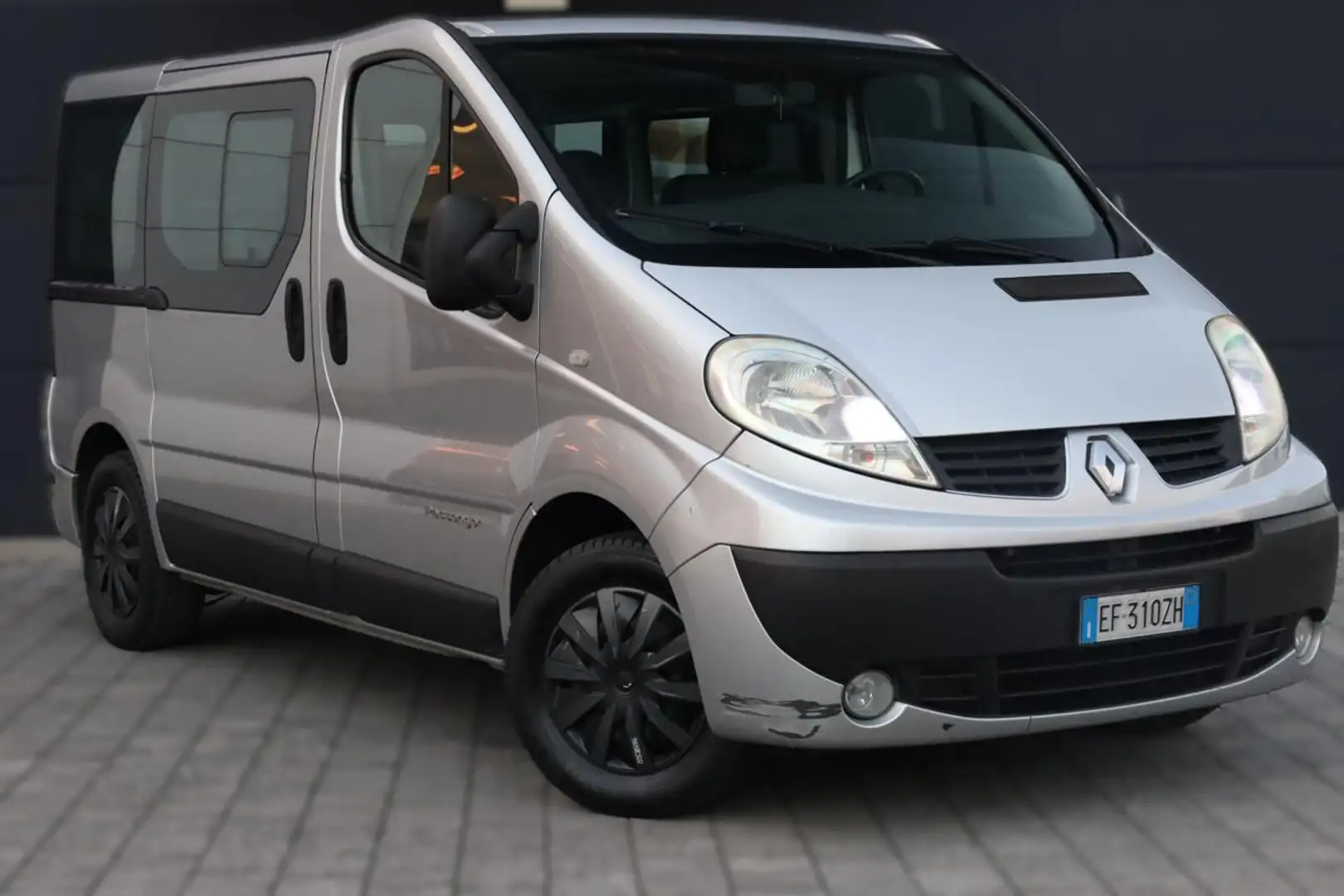 Renault Trafic 2.0 dCi/115 Passenger 8 Posti Grijs - 1