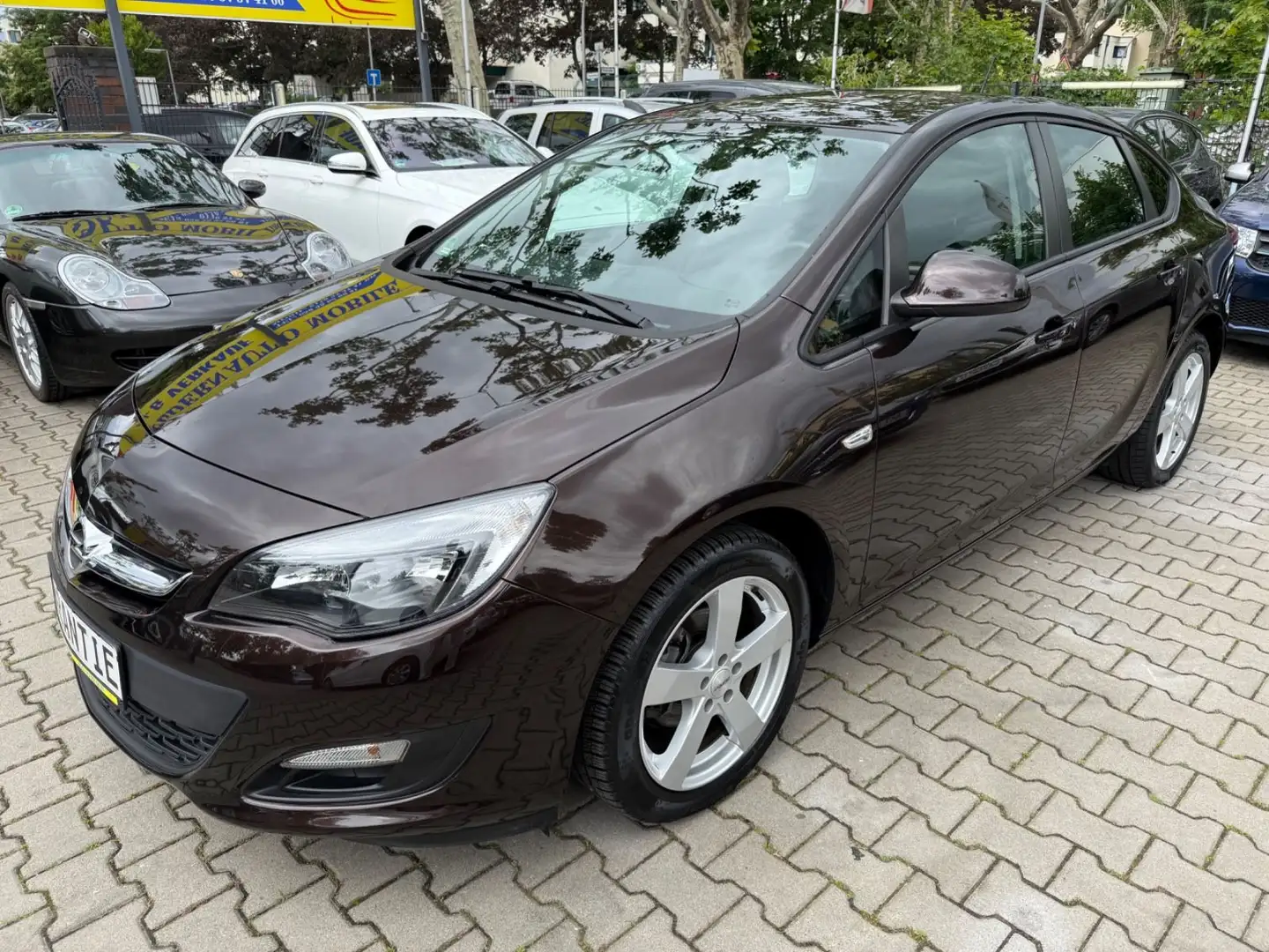 Opel Astra J Lim. 4-trg. Edition*TURBO*WENIG KM Bruin - 1