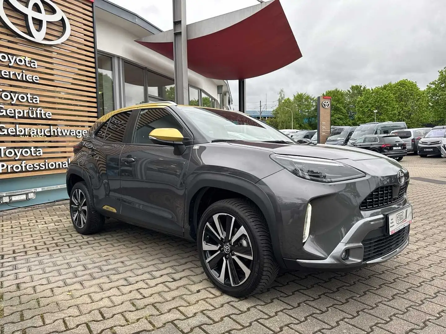 Toyota Yaris Cross Hybrid 1.5 VVT-i AWD-i Premiere Edition Allrad, SH Grau - 2