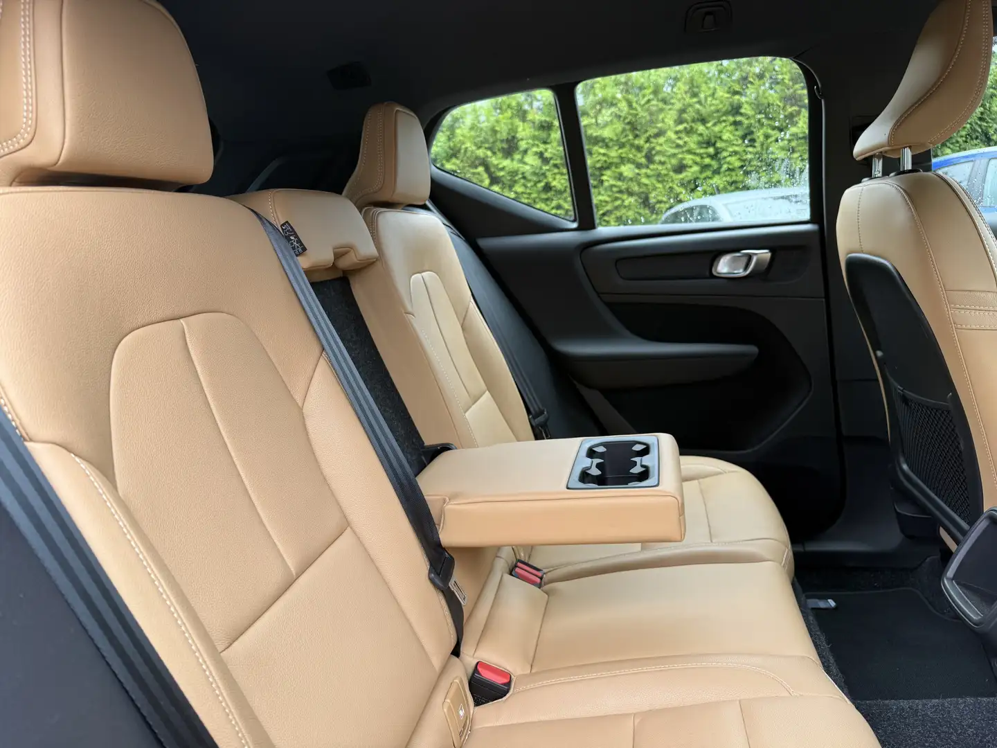 Volvo XC40 1.5 T3 Momentum Pro 164pk Aut. Sport-leder | Camer Zwart - 2