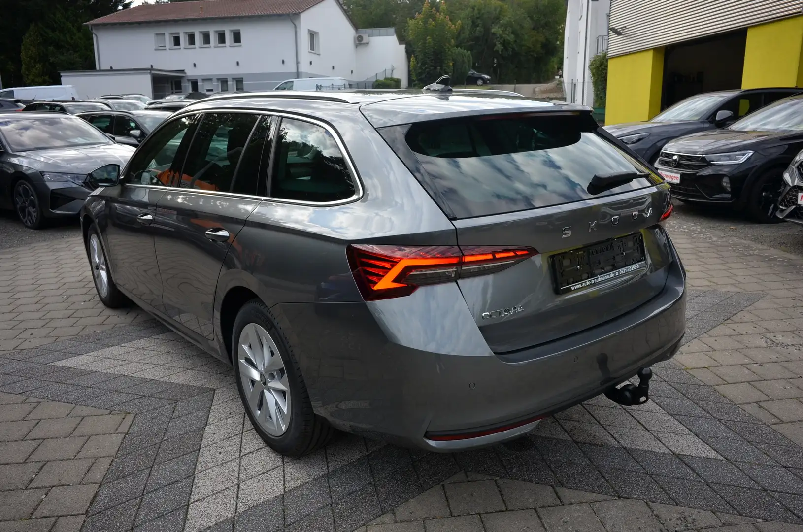Skoda Octavia Combi 1.5 TSI DSG 5JGAR+eAHK+eHECKKL+TWA Grau - 2