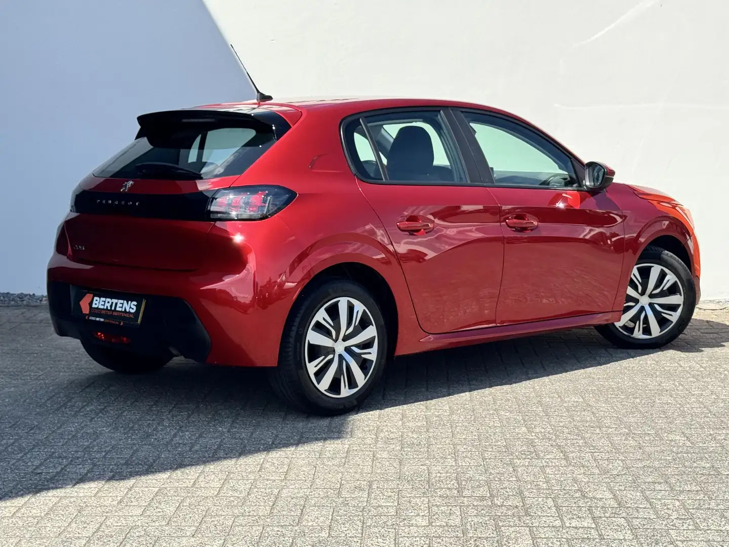 Peugeot 208 1.2 PT 75 Active | Navi | Apple Carplay | Prijs in Rood - 2