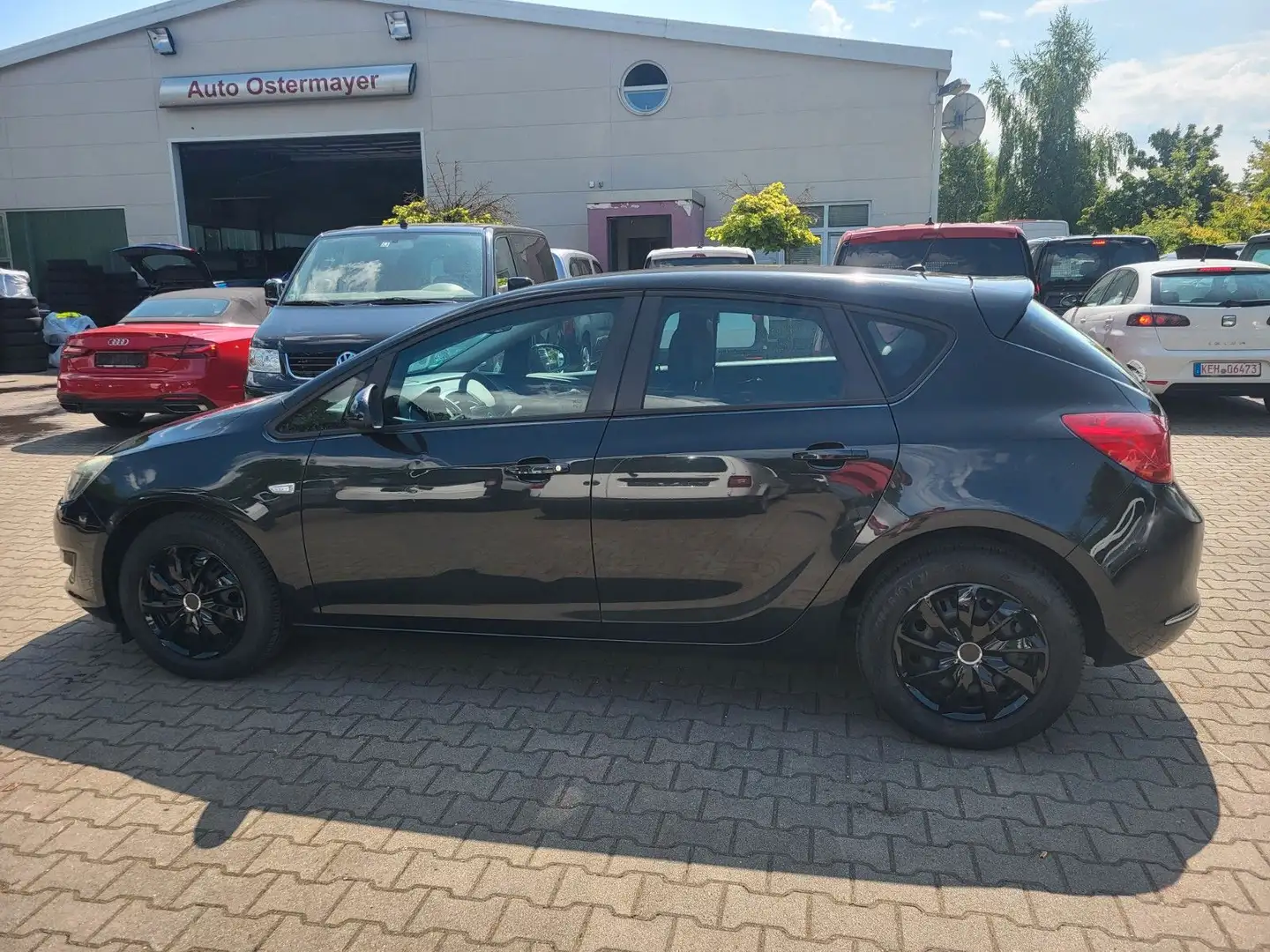 Opel Astra J Lim. 5-trg. Edition Schwarz - 1
