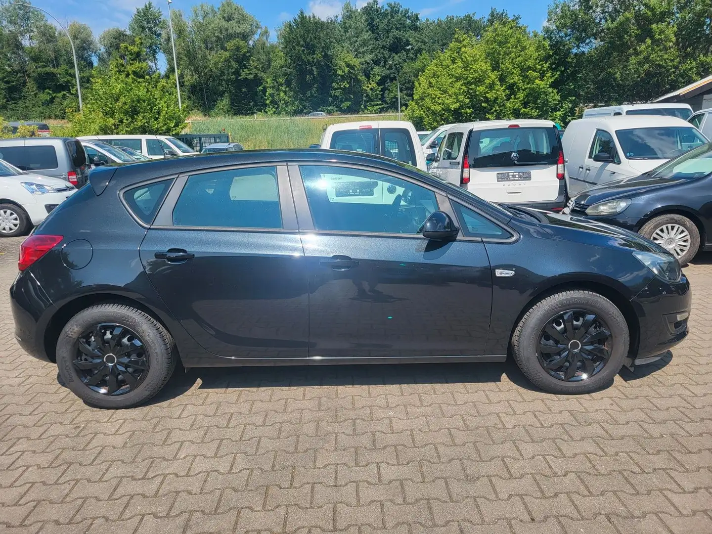 Opel Astra J Lim. 5-trg. Edition Schwarz - 2