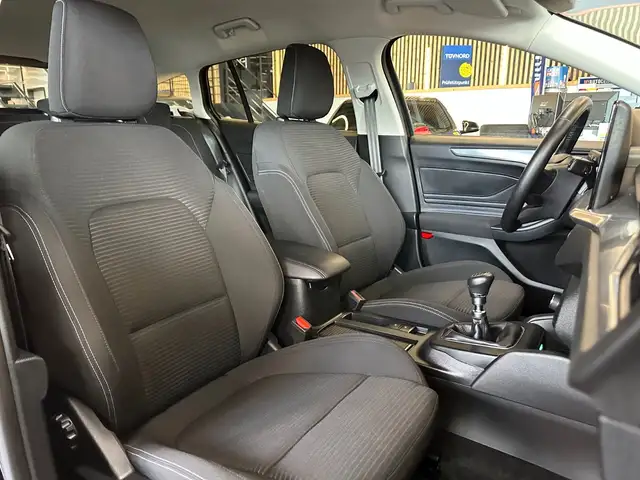Ford Focus view 8