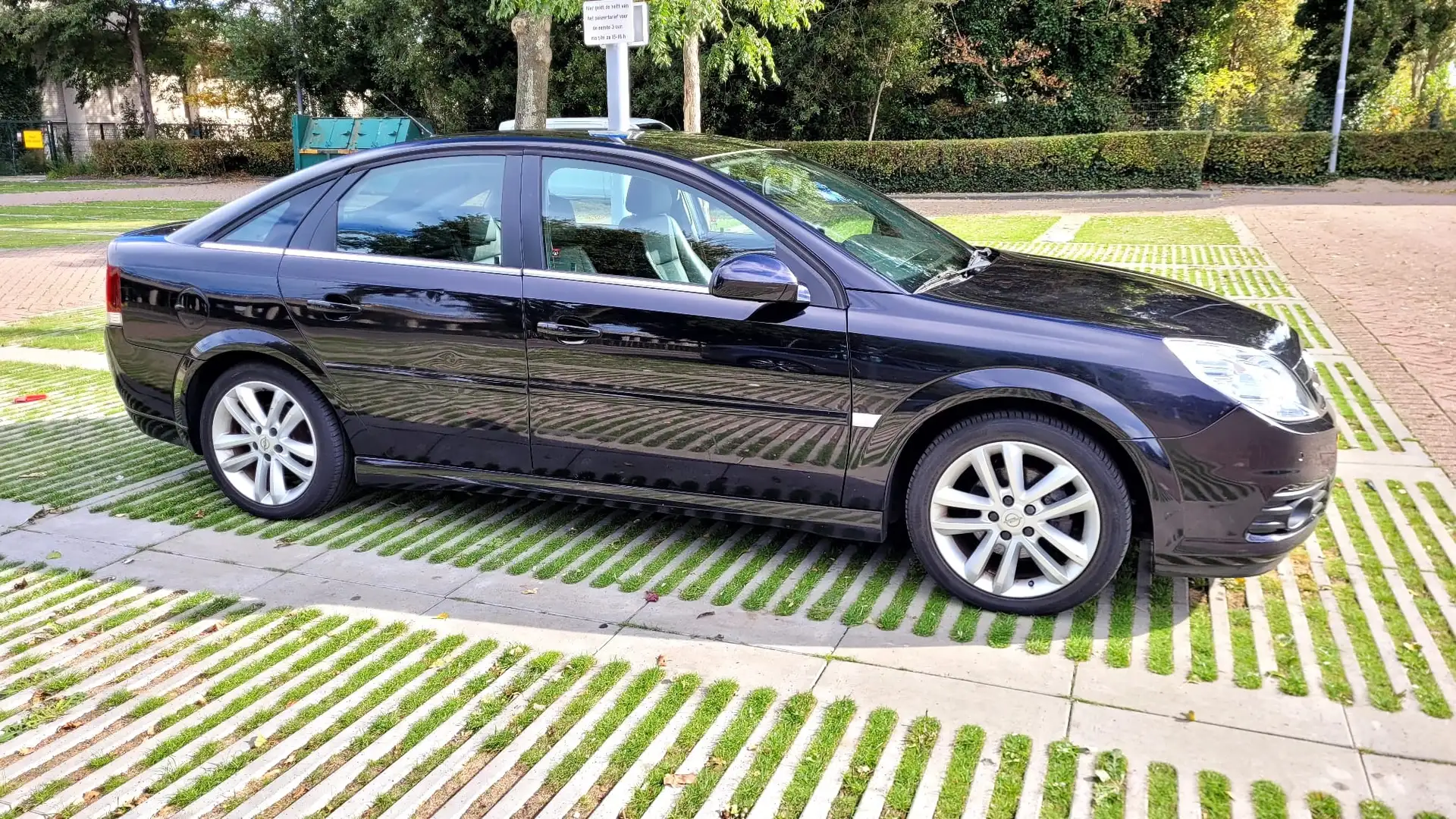 Opel Vectra Vectra 1.8-16V Business edition Zwart - 2