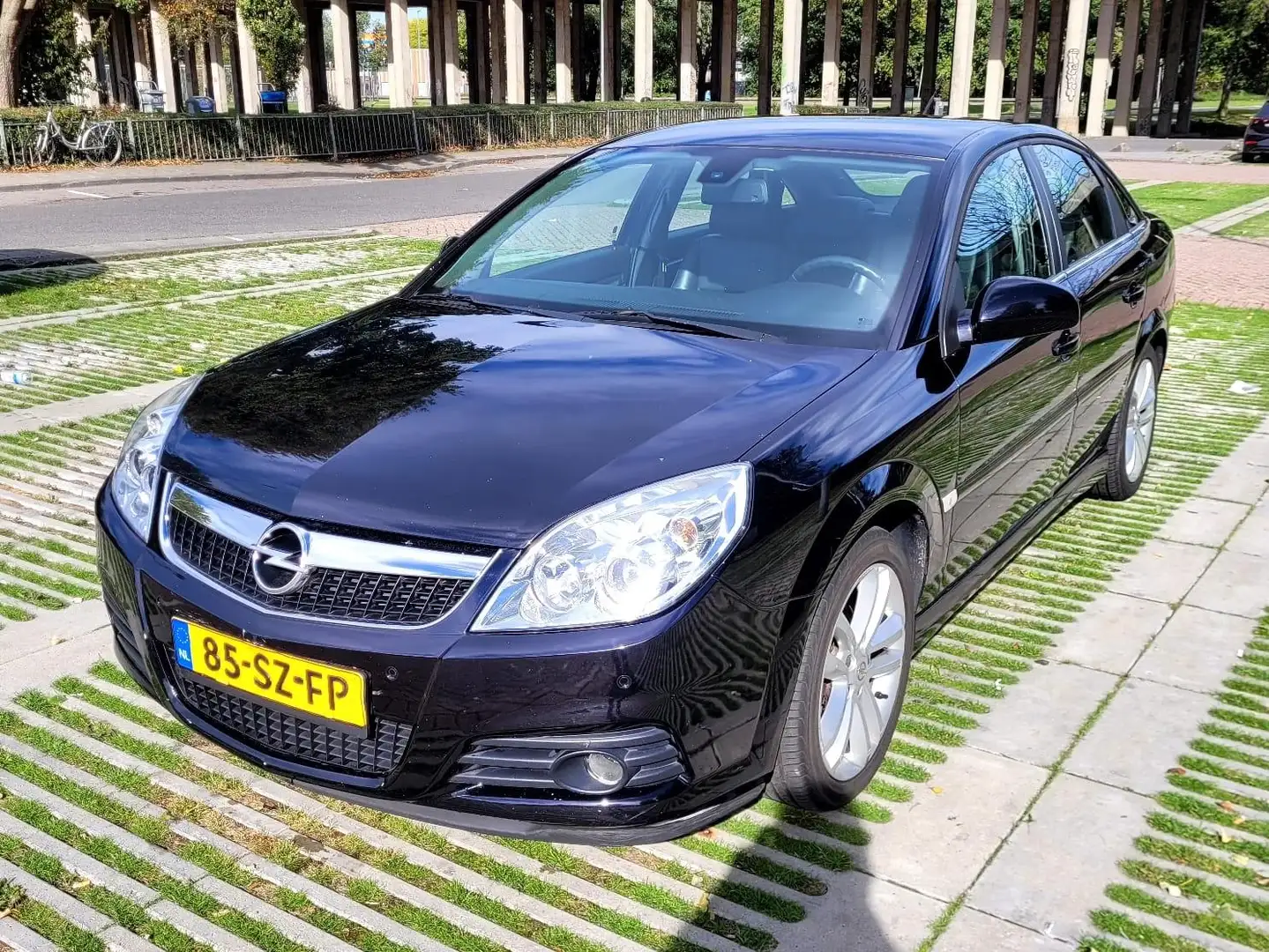 Opel Vectra Vectra 1.8-16V Business edition Zwart - 1