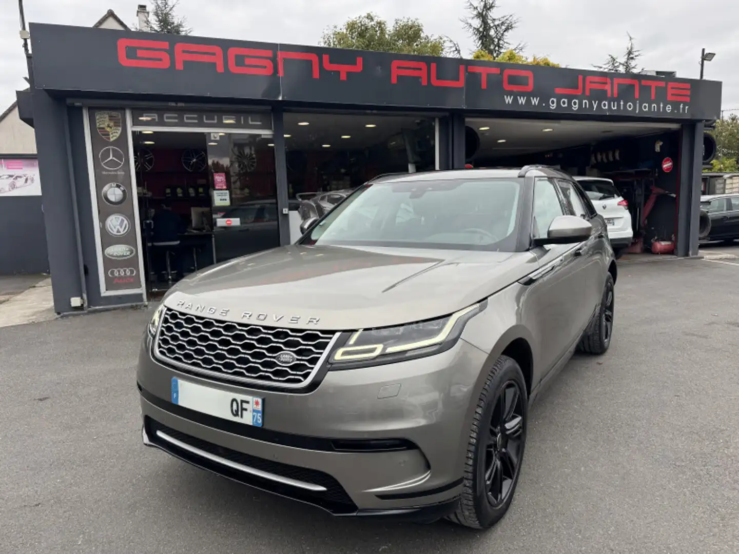 Land Rover Range Rover Velar 2.0D 180CH SE AWD BVA 1ER MAIN Gris - 1