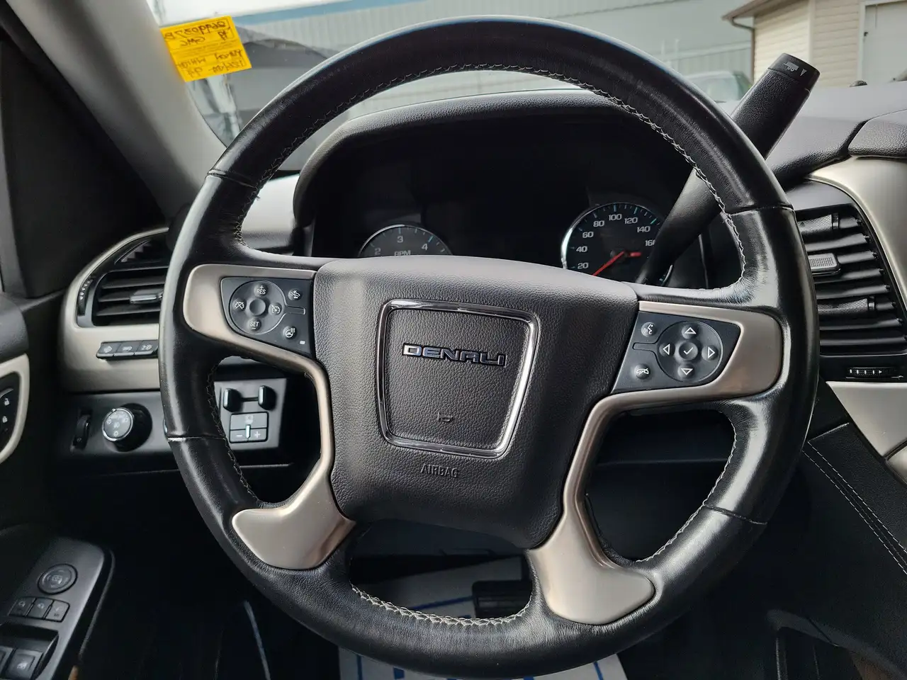 GMC Yukon снимка GMC Yukon