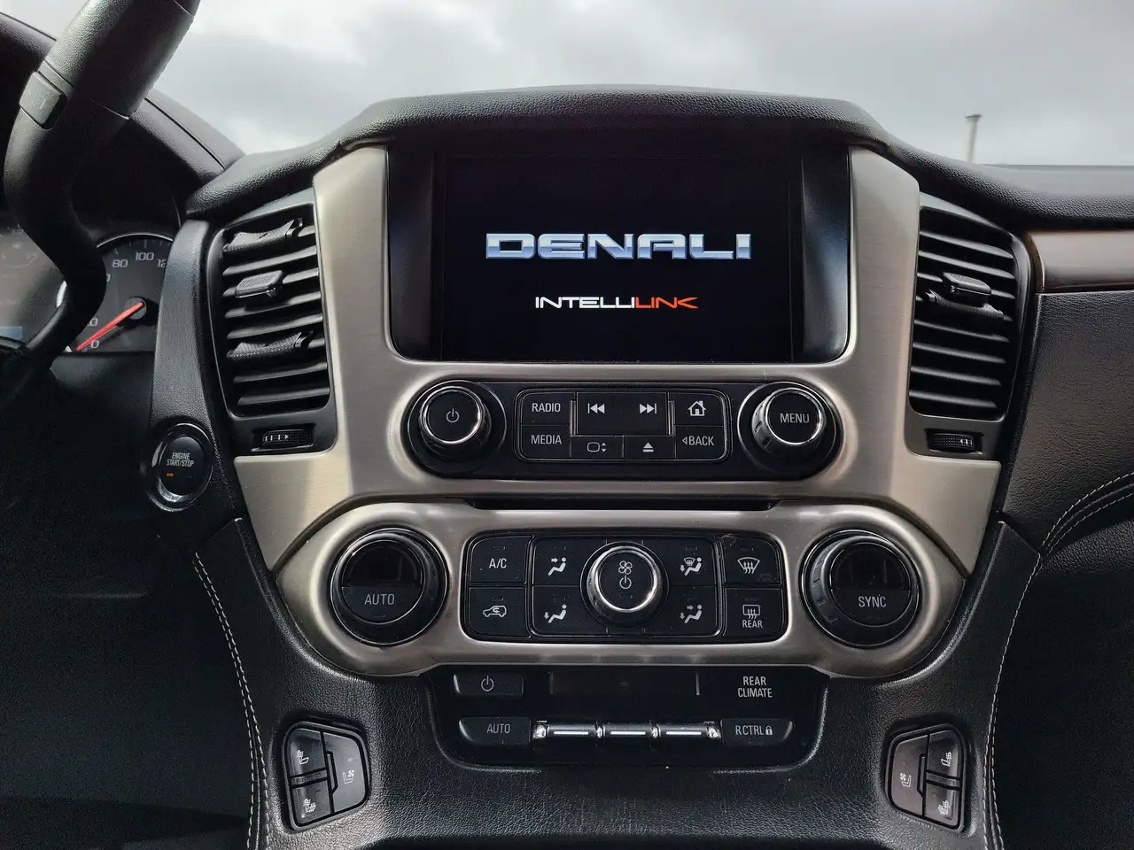 GMC Yukon снимка GMC Yukon