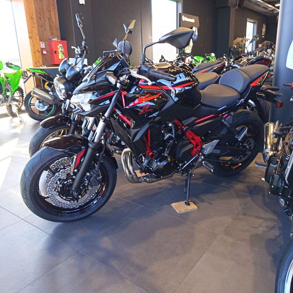 Kawasaki Z 650 Spark Black / Red - 2025 | ML5ER650SSDAG5179