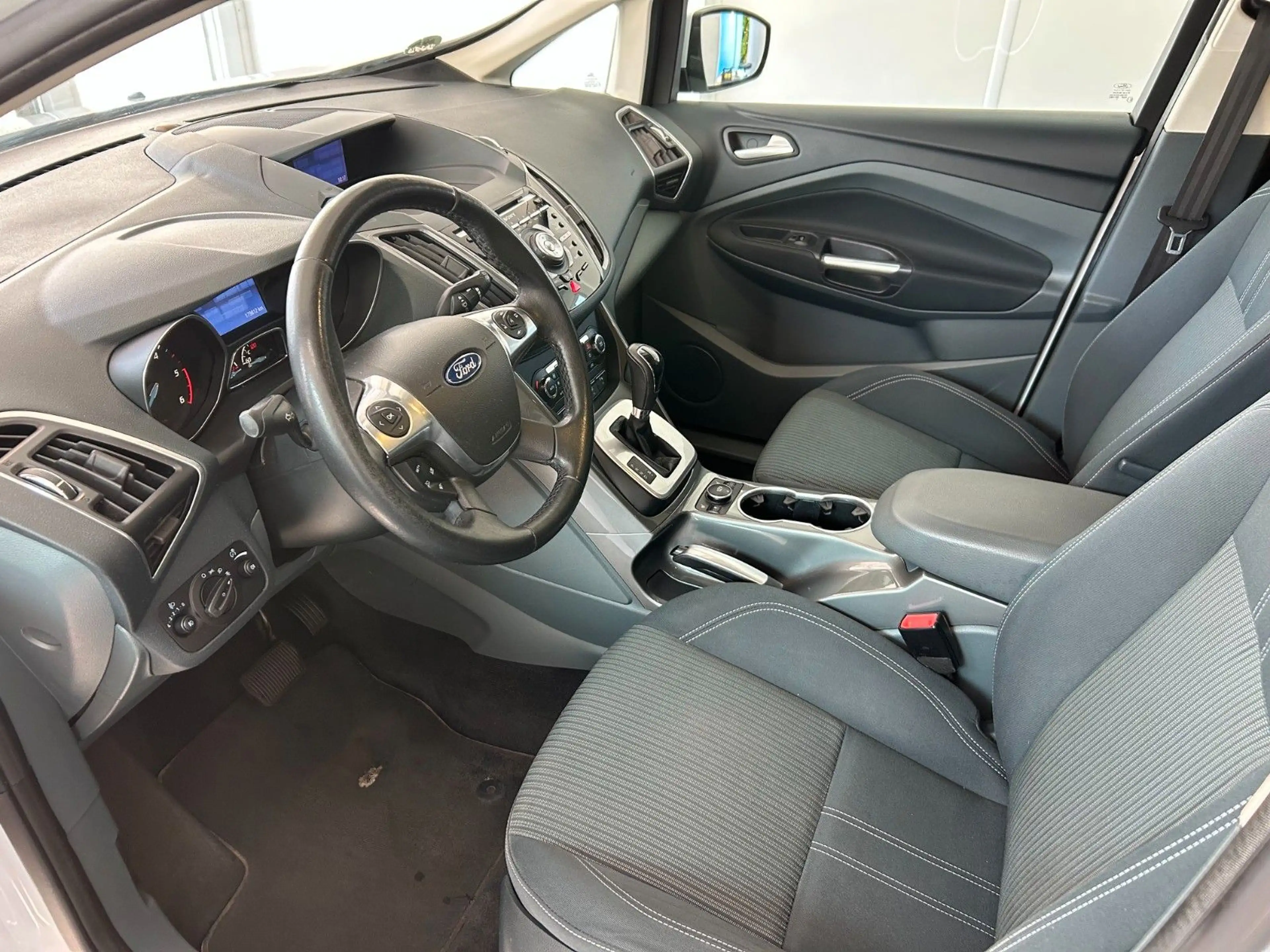 Ford Grand C-Max Grand C-MAX Titanium Aut. Anhängerkupplung — photo 9