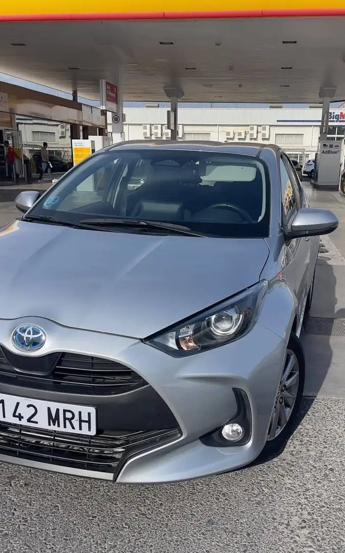 Toyota Yaris Yaris 120H 1.5 Active Plus Active Plus Plateado - 2