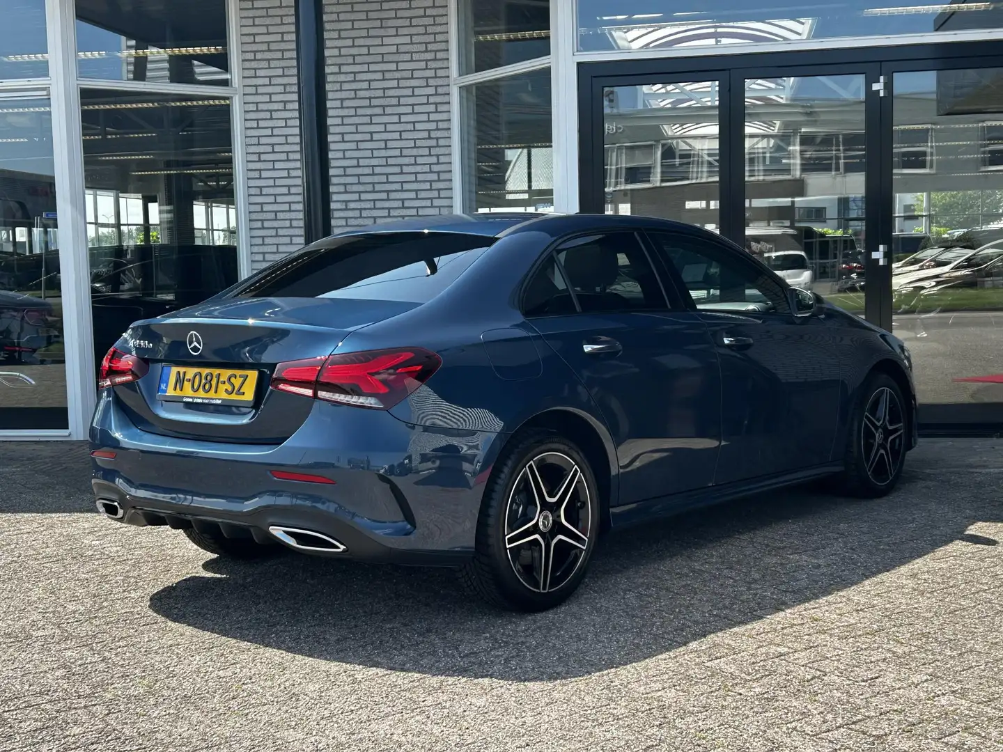 Mercedes-Benz A 250 e AMG | Panoramadak | Elektr. Verstelbaar | Navi Blauw - 2