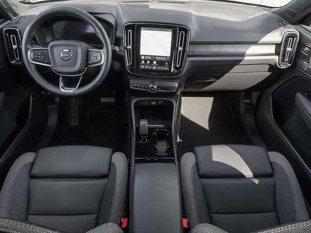 Volvo XC40 view 11