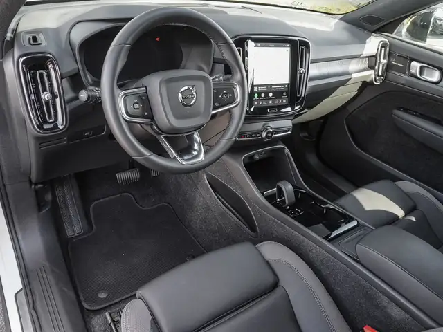 Volvo XC40 view 10