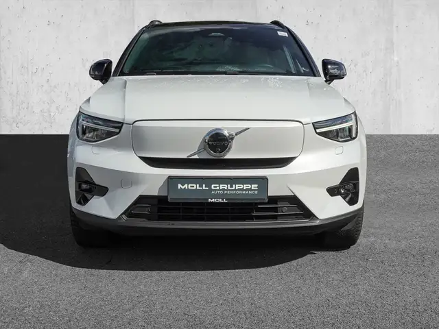 Volvo XC40 view 3