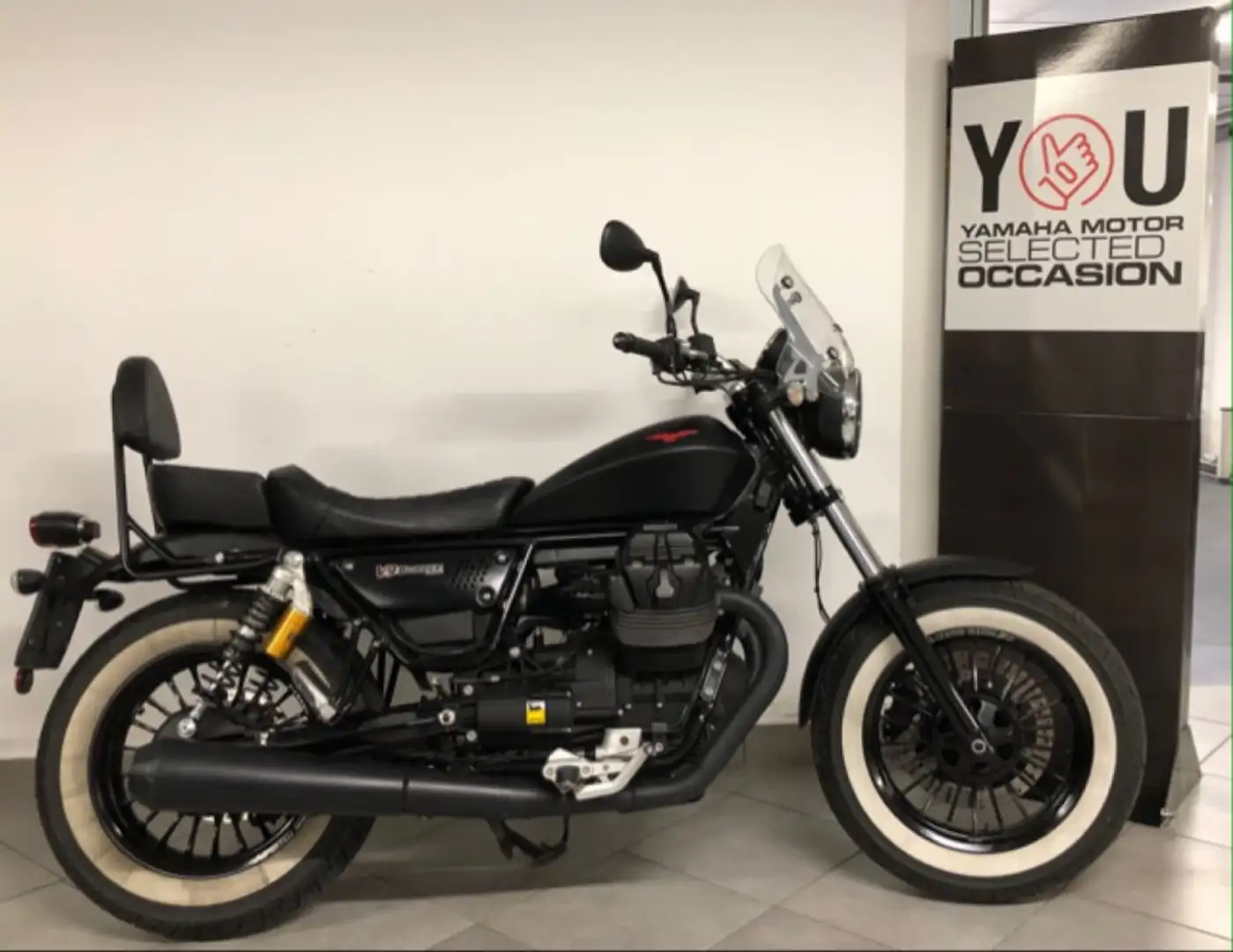 Moto Guzzi V9 Bobber Naked Zwart - 1