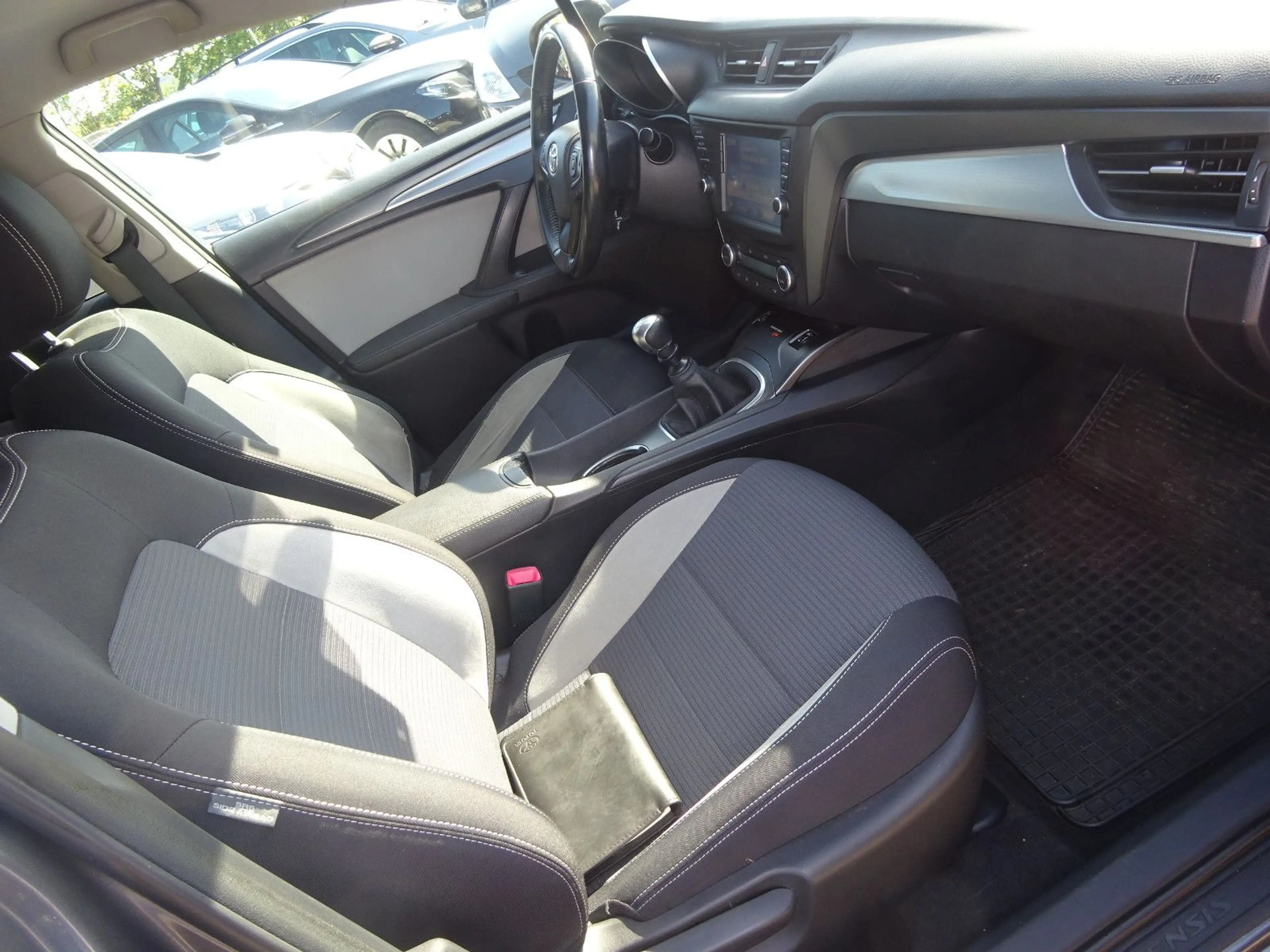 Toyota Avensis 2.0-l-D-4D Touring Sports Edition-S — photo 11