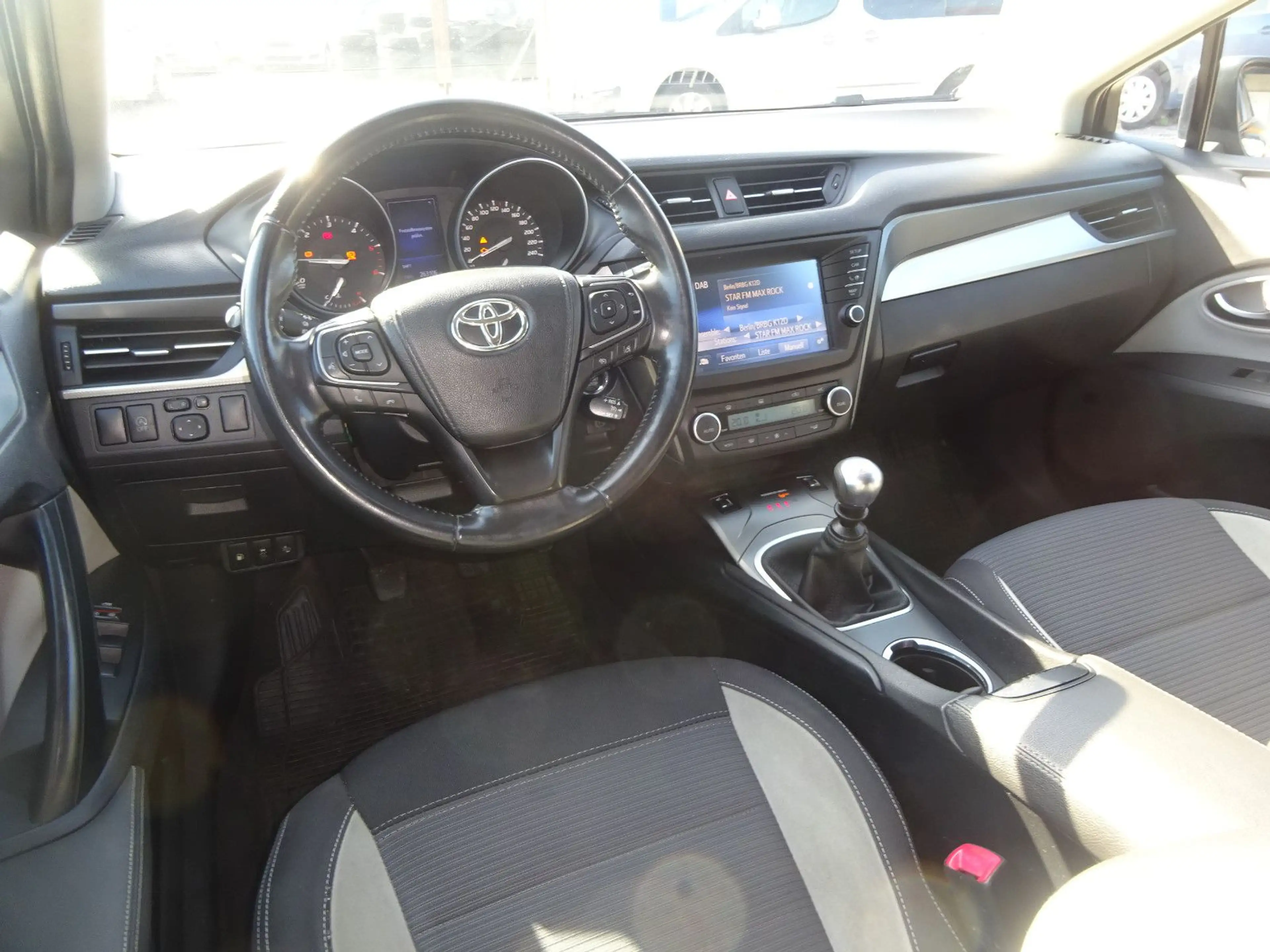 Toyota Avensis 2.0-l-D-4D Touring Sports Edition-S — photo 9