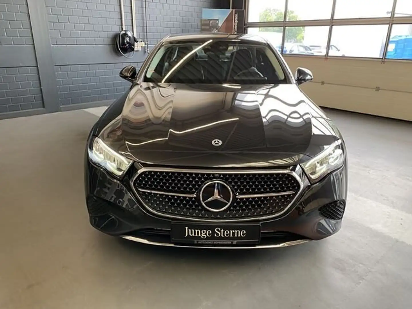 Mercedes-Benz E 200 E 200 Avantgarde Adv. Distronic LED MBUX Sitzh. Šedá - 2