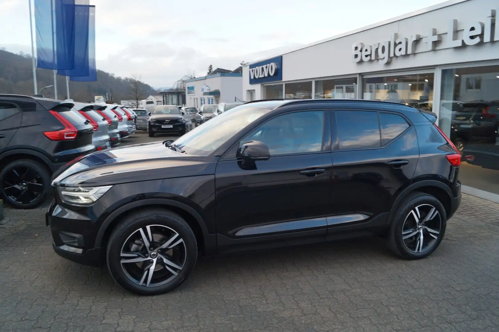 Volvo XC40 B4 Benzin AWD R-Design 8G-Aut/Leder/H+K/19" Noir - 2