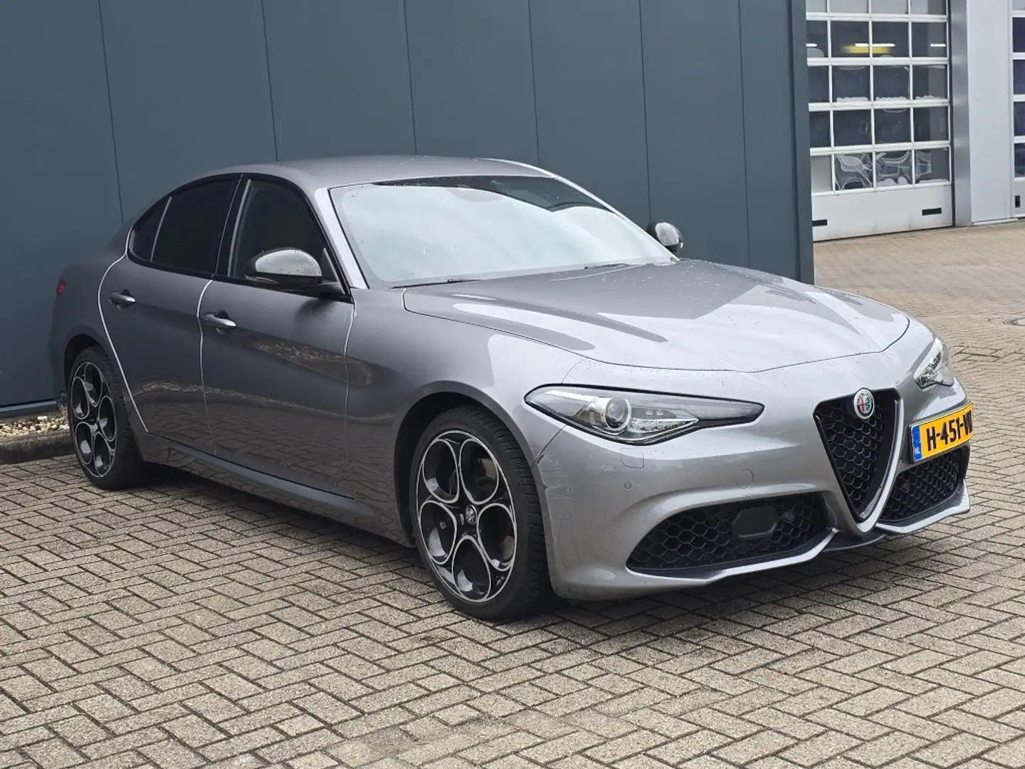 Alfa Romeo Giulia 2.0 TURBO 200pk Aut Super Grijs - 2