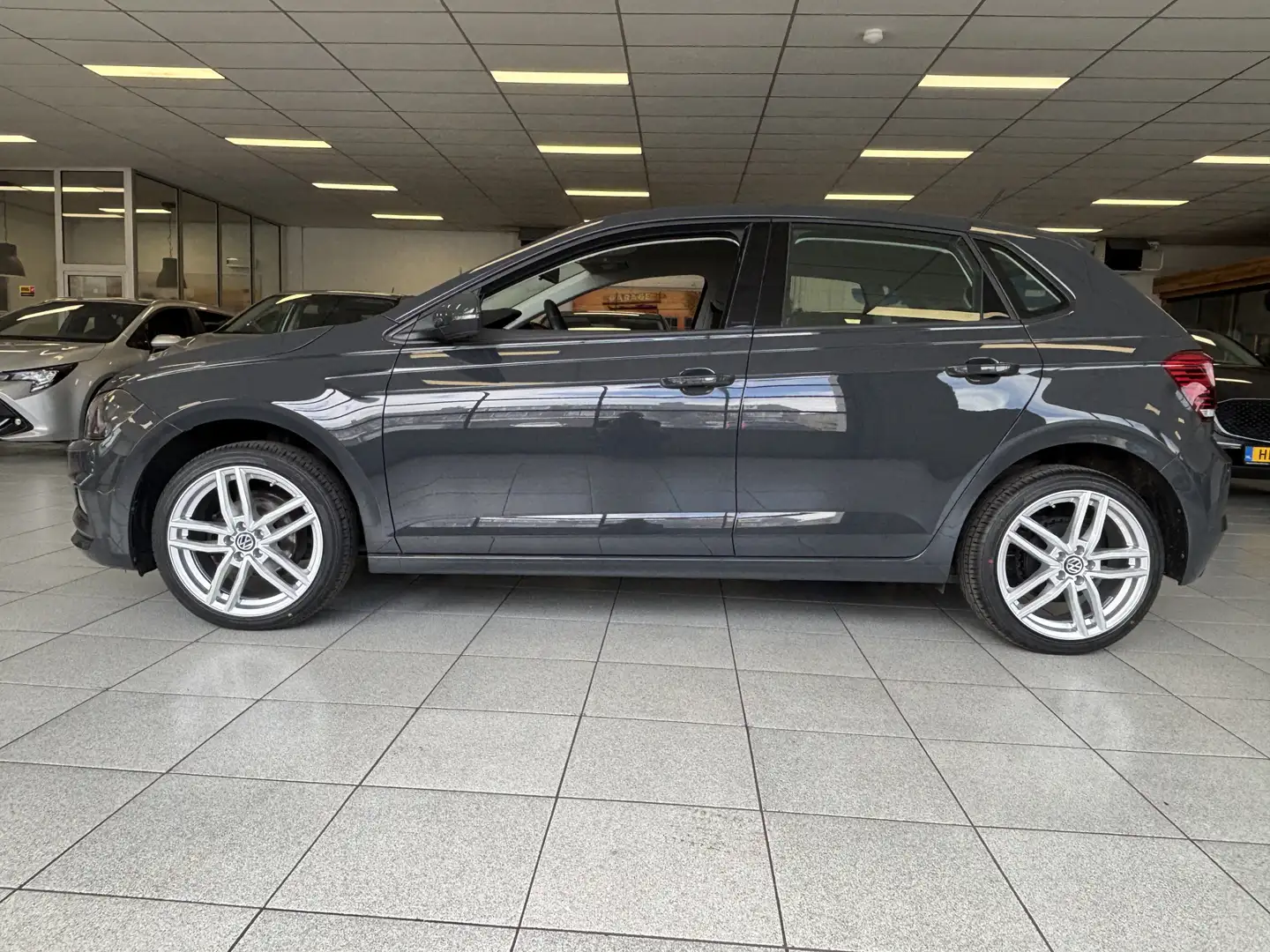 Volkswagen Polo 1.0 TSI CAMERA -CARPLAY- 17 INCH - NL AUTO met NAP Grijs - 2
