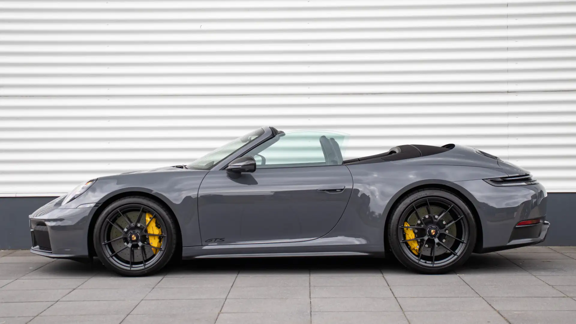 Porsche 992 Cabrio 992.2 Carrera 4 GTS SportDesign Carbon | Bu Grijs - 2