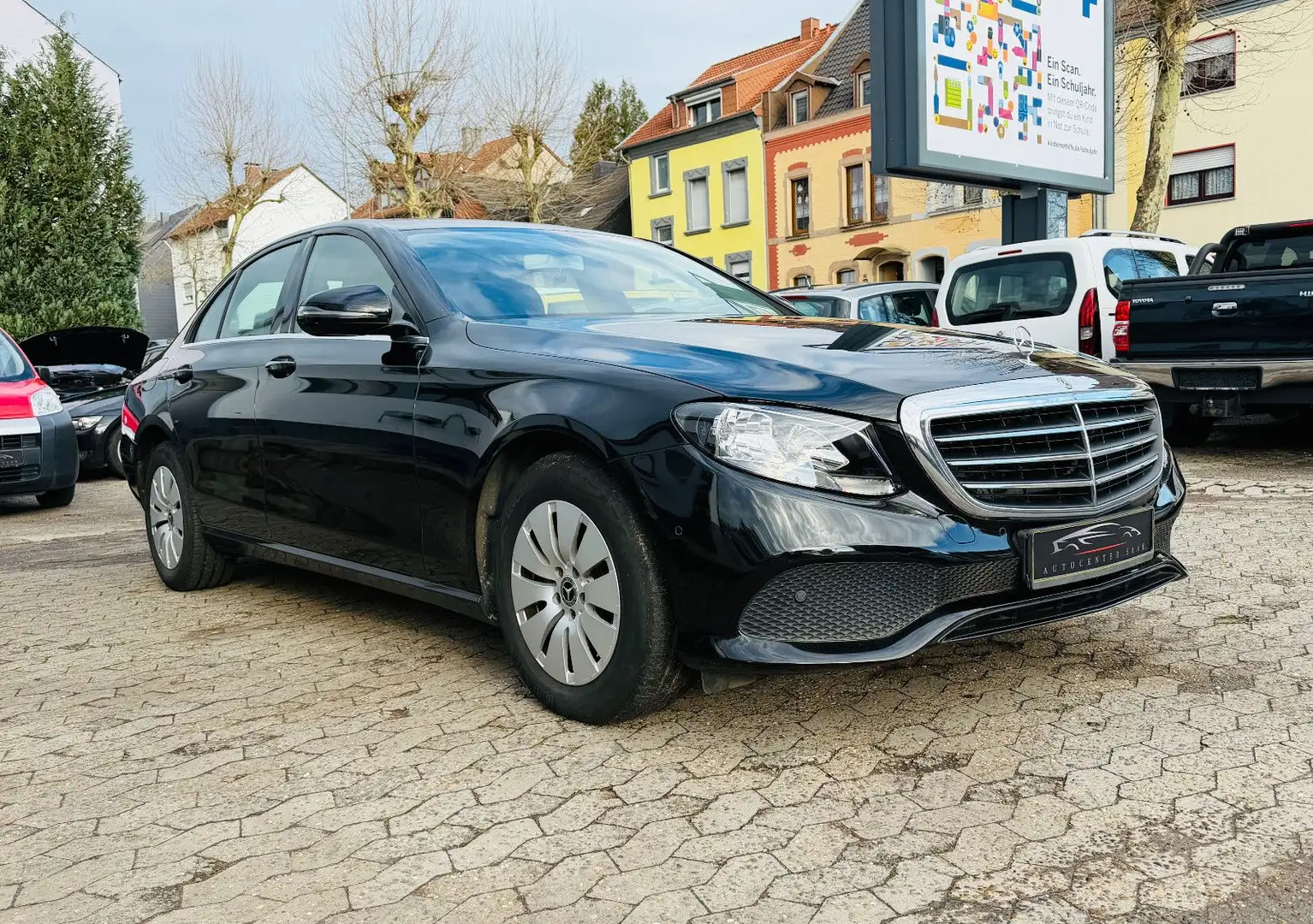 Mercedes-Benz E 200 d Lim. 1.Hand Automatik Navi Kamera SHZ PDC Schwarz - 1