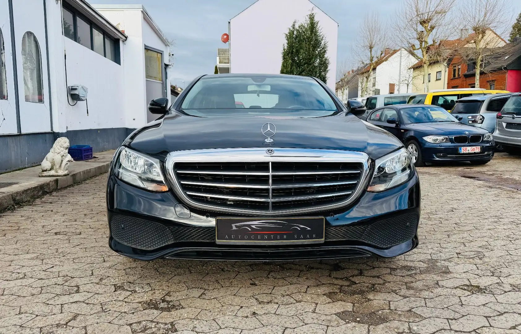 Mercedes-Benz E 200 d Lim. 1.Hand Automatik Navi Kamera SHZ PDC Schwarz - 2